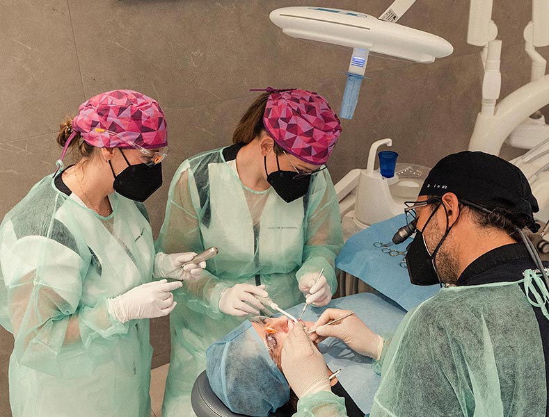 Implantes dentales cortos en Sevilla