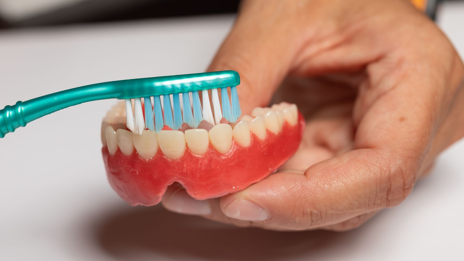 limpieza de prótesis dental con cepillo