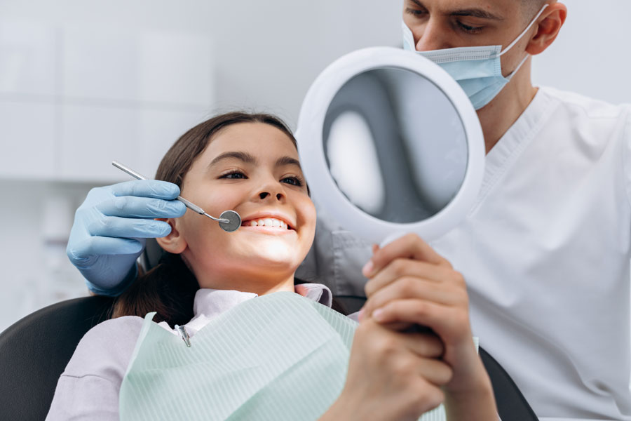 nina-revisando-sonrisa-tras-sellador-dental