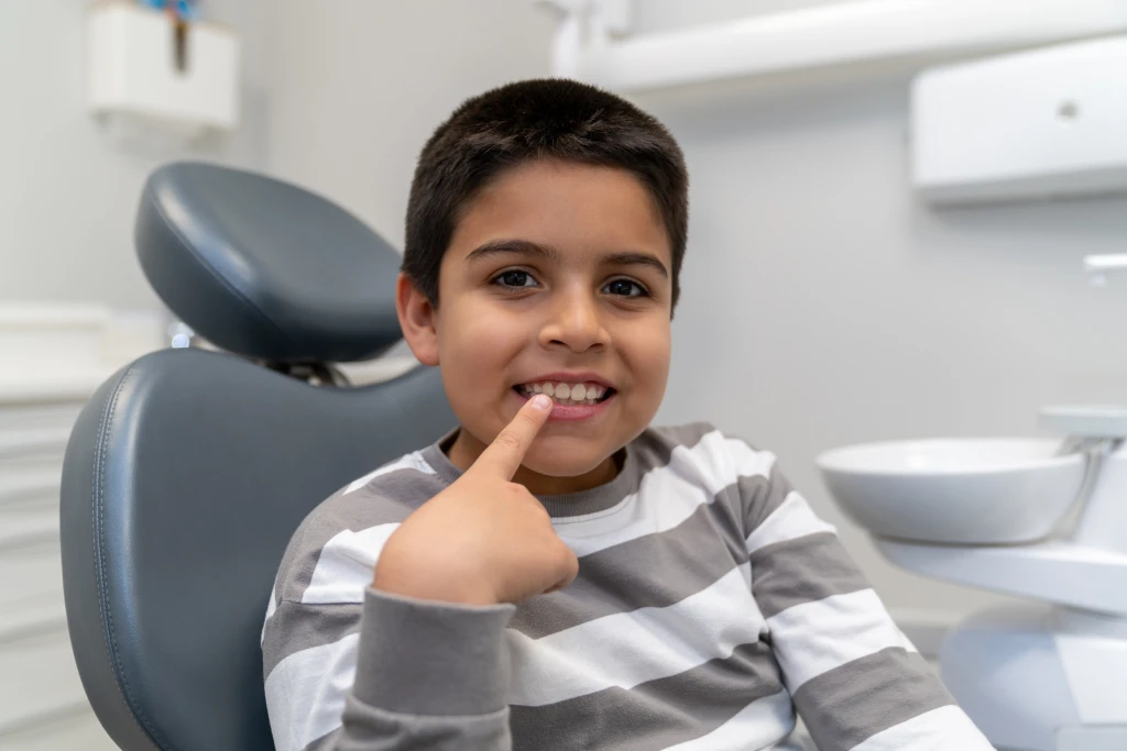 nino-senalando-diente-sano